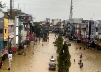 Banjir merendam kawasan pusat perbelanjaan di Jalan KL Yos Sudarso Kota Medan. [Suara.com/M Aribowo]