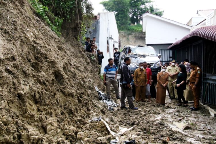 Wali Kota Pematang Siantar, dr Susanti Dewayani SpA, saat mengunjungi warganya yang menjadi korban bencana longsor, di Jalan Viyata Yudha, Kelurahan Bah Kapul, Kecamatan Siantar Sitalasari, Selasa (1/11/2022). Bencana longsor terjadi Jumat (28/10/2022) lalu, sekira pukul 21.30 WIB.