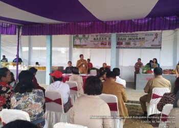 Bupati Humbahas, Dosmar Banjarnahor SE yang diwakili Asisten Administrasi Umum, Drs Janter Sinaga, saat membuka bazar pangan murah yang dipusatkan di Balerong Terminal Doloksanggul, Senin (7/11/2022).