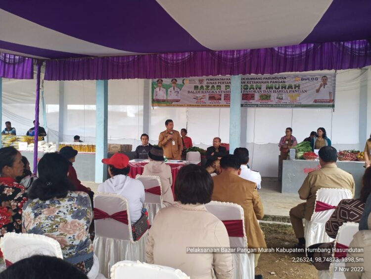 Bupati Humbahas, Dosmar Banjarnahor SE yang diwakili Asisten Administrasi Umum, Drs Janter Sinaga, saat membuka bazar pangan murah yang dipusatkan di Balerong Terminal Doloksanggul, Senin (7/11/2022).