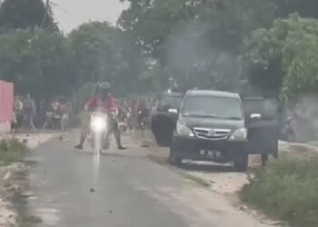Polisi diserang warga saat hendak menangkap bandar narkoba di Desa Bujung Tenuk, Kecamatan Menggala, Kabupaten Tulang Bawang, Lampung. Foto/iNews TV/Ahmad Luthfi Rosyadi