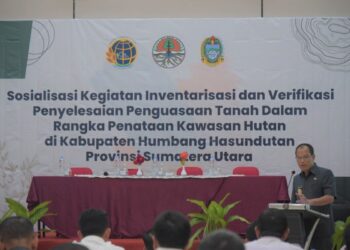 Bupati Humbahas, Dosmar Banjarnahor SE, saat membuka sosialisasi inventarisasi dan verifikasi Penyelesaian Penguasaan Tanah dalam rangka Penataan Kawasan Hutan (PPTKH), Rabu (9/11/2022), di Hotel Ayola Doloksanggul.