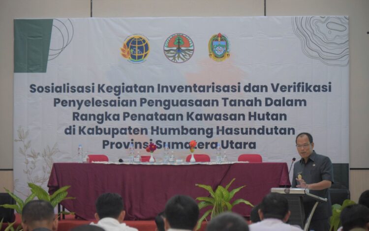 Bupati Humbahas, Dosmar Banjarnahor SE, saat membuka sosialisasi inventarisasi dan verifikasi Penyelesaian Penguasaan Tanah dalam rangka Penataan Kawasan Hutan (PPTKH), Rabu (9/11/2022), di Hotel Ayola Doloksanggul.
