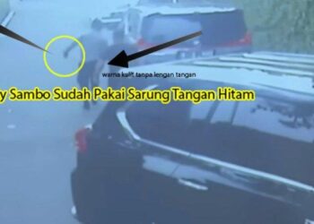 Rekaman CCTV di hari pembunuhan berencana Brigadir Nofriansyah Yosua Hutabarat (Brigadir J) diputar di depan persidangan Pengadilan Negeri Jakarta Selatan, Senin (28/11/2022). Ferdy Sambo tidak langsung turun di depan pintu gerbang. Tetapi mobil yang membawanya melewatkan pintu gerbang rumah dan berhenti beberapa saat di tikungan jalan. Kemudian Ferdy Sambo keluar dari dalam mobil dan terlihat pakai sarung tangan hitam. Sementara tangan kanannya tampak memegang kanton sebelah kanannya. Dari jalannya, Ferdy Sambo seperti menahan beban sebelah kanan. Sehingga tangan kirinya tampak agak naik ke atas. tangkapan layar video
