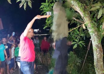 Petugas kepolisian saat olah TKP.