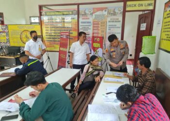 Kapolres Simalungun, AKBP Ronald F.C Sipayung, S.H, S.I.K., M.H, saat mengecek pelayanan SKCK,di Mako Polres Simalungun, Jalan Jhon Horailam, Kecamatan Pamatang Raya, Kabupaten Simalungun, Senin (21/11/2022) pagi tadi, sekira pukul 09.30 WIB.