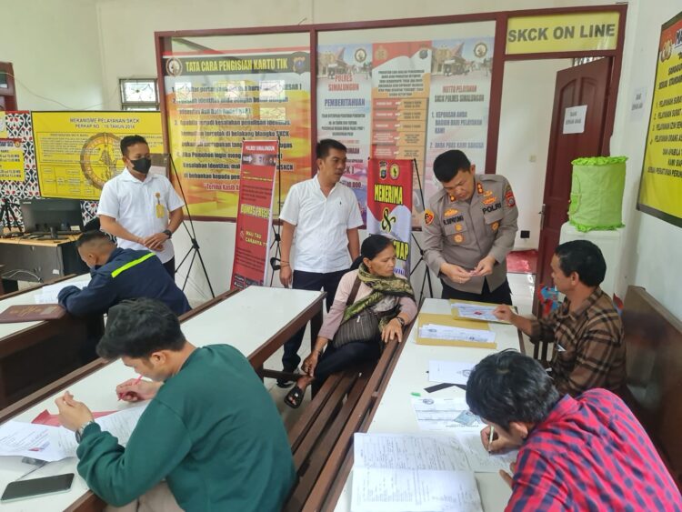 Kapolres Simalungun, AKBP Ronald F.C Sipayung, S.H, S.I.K., M.H, saat mengecek pelayanan SKCK,di Mako Polres Simalungun, Jalan Jhon Horailam, Kecamatan Pamatang Raya, Kabupaten Simalungun, Senin (21/11/2022) pagi tadi, sekira pukul 09.30 WIB.