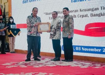 Bupati Humbang Hasundutan, Dosmar Banjarnahor, SE, menerima piagam penghargaan atas keberhasilannya menyusun dan menyajikan laporan keuangan tahun 2021 dengan mendapatkan opini WTP.