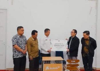 Bantuan langsung diserahkan Vice President CSR PT. Inalum, Zainuddin Iqbal Sidabutar dan diterima Bupati Humbahas yang diwakili oleh Asisten Administrasi Umum, Drs. Janter Sinaga dan dihadiri Plt Kepala Bapedalitbang, Pahala Lumbangaol, Kabag Perekonomian, Pommer Hutabarat ST dan lainnya.
