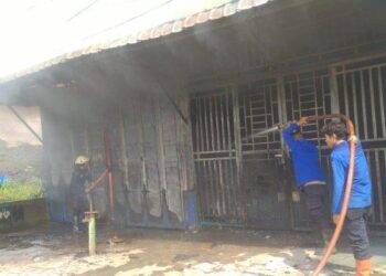 Kondisi rumah toko (ruko) yang terbakar di Kecamatan Medan Tuntungan, Sabtu (26/11/2022). Dalam kejadian ini tiga orang tewas dan satu kritis. HO/Tribun Medan
