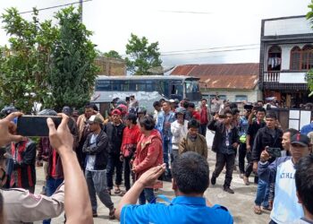 Ratusan Kelompok Tani Hutan geruduk Kantor UPT KPH Wilayah XIII Dolok Sanggul, di Jalan Siliwangi KM 1 Dolok Sanggul, Jumat (18/11/2022).