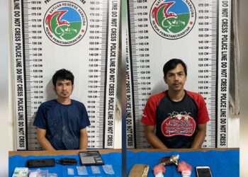 Foto kedua tersangka dan barang bukti diamankan di kantor Polisi.