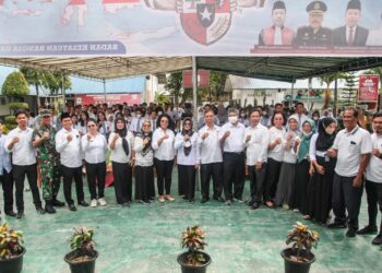 Foto bersama Wali Kota Pematang Siantar, dr Susanti Dewayani SpA, usai memberikan bekal penguatan ideologi Pancasila kepada Siswa-siswi SMA Negeri 2 Pematang Siantar.
