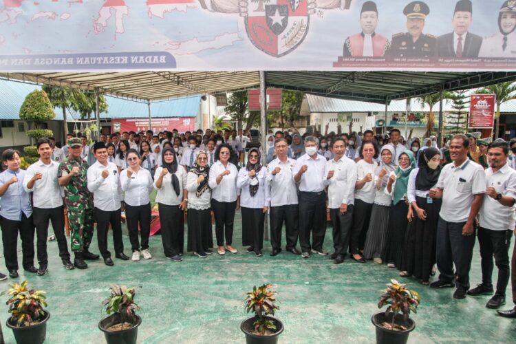 Foto bersama Wali Kota Pematang Siantar, dr Susanti Dewayani SpA, usai memberikan bekal penguatan ideologi Pancasila kepada Siswa-siswi SMA Negeri 2 Pematang Siantar.
