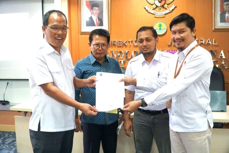 Bupati Humbahas, Dosmar Banjarnahor (mengenakkan kaca mata) sampaikan usulan perubahan peta indikatif lahan gambut kepada Pelaksana Harian (Plh) Direktur IPSDA Doni Nugroho, bertempat di Direktorat Jenderal (Dirjen) Planologi Kehutanan dan Tata Lingkungan Kementerian Lingkungan Hidup dan Kehutanan, pada Rabu (16/11/2022) lalu.
