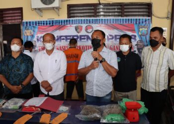 Kasat Narkoba, AKP Rudi S. Panjaitan, saat memberikan keterangan.