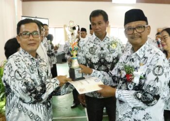 Wakil Bupati (Wabup), H Zonny Waldi, saat menghadiri peringatan Hari Guru Nasional dan HUT PGRI Ke-77 Kabupaten Simalungun, di Gedung Putra Solo, Gang H Ibrahim Siregar Pematangsiantar, Rabu (30/11/2022).