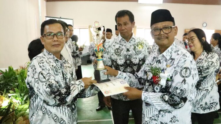 Wakil Bupati (Wabup), H Zonny Waldi, saat menghadiri peringatan Hari Guru Nasional dan HUT PGRI Ke-77 Kabupaten Simalungun, di Gedung Putra Solo, Gang H Ibrahim Siregar Pematangsiantar, Rabu (30/11/2022).