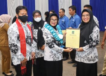 Wali Kota Pematang Siantar, dr Susanti Dewayani SpA menyerahkan piagam penghargaan kepada Guru Penggerak.