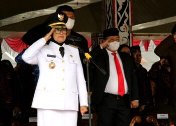 Wali Kota Susanti saat memimpin upacara bendera peringatan Hari Pahlawan Tahun 2022 Tingkat Kota Pematang Siantar, di Lapangan H Adam Malik, beberapa waktu lalu.