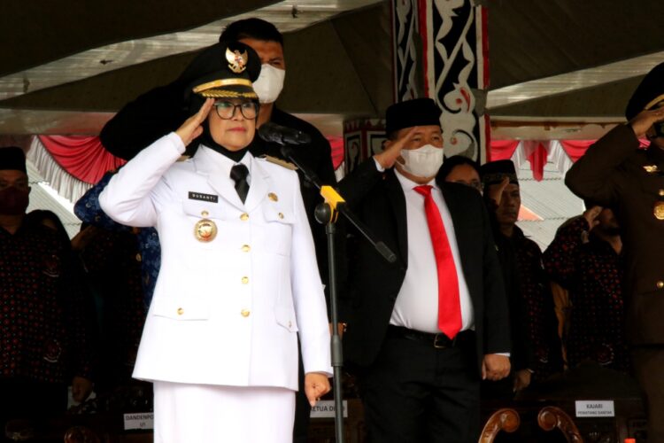 Wali Kota Susanti saat memimpin upacara bendera peringatan Hari Pahlawan Tahun 2022 Tingkat Kota Pematang Siantar, di Lapangan H Adam Malik, beberapa waktu lalu.