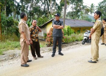 Bupati Humbahas, Dosmar Banjarnahor SE, tinjau progres rekonstruksi pembangunan jalan, di Kecamatan Parlilitan dan Tarabintang, Senin (31/10/2022), lalu.