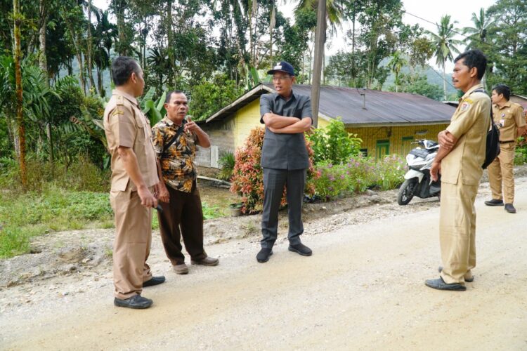 Bupati Humbahas, Dosmar Banjarnahor SE, tinjau progres rekonstruksi pembangunan jalan, di Kecamatan Parlilitan dan Tarabintang, Senin (31/10/2022), lalu.