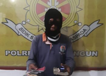 Foto pelaku saat memegang barang bukti.