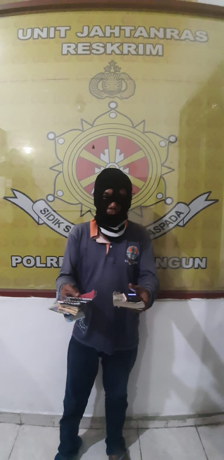 Foto pelaku saat memegang barang bukti.