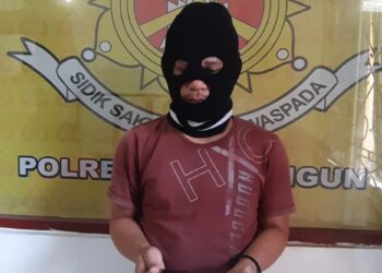 Foto pelaku memperlihatkan barang bukti.