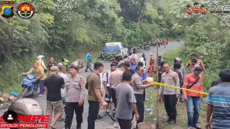 Kecelakan Maut di Pakpak, Minibus Angkut 17 Orang Terjun ke Jurang, 5 Tewas (Foto: Dok Polres Pakpak Bharat)