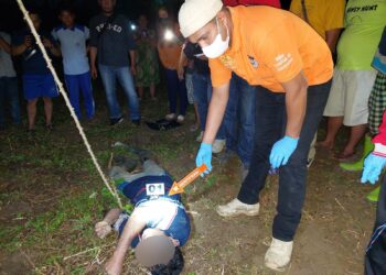 Petugas kepolisian saat  melakukan identifikasi di lokasi penemuan mayat.