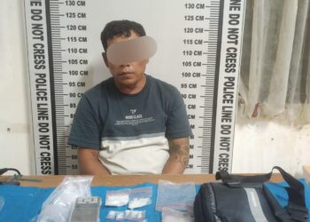 Foto pelaku dan barang bukti sabu saat diamankan di kantor Polisi.