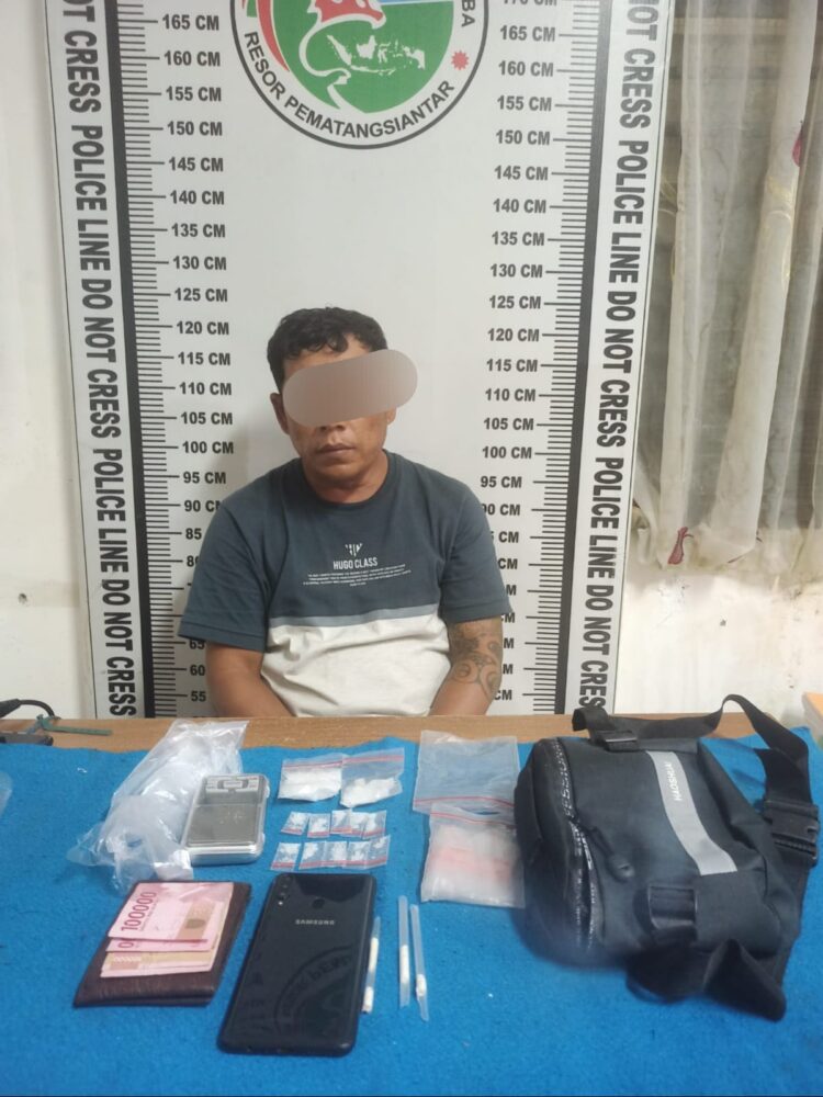 Foto pelaku dan barang bukti sabu saat diamankan di kantor Polisi.