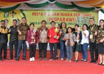 Foto bersama disela acara penutupan Pesparawi Tingkat Kabupaten Simalungun Tahun 2022.