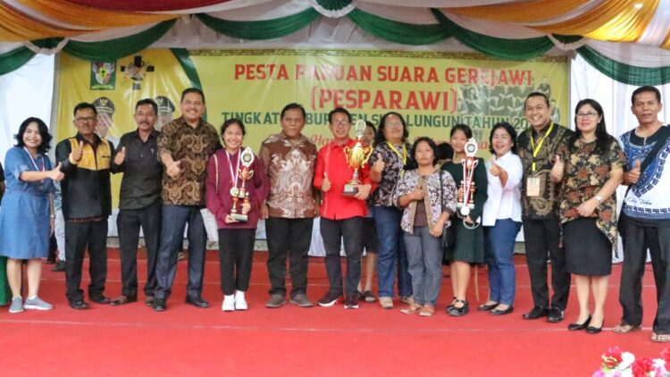 Foto bersama disela acara penutupan Pesparawi Tingkat Kabupaten Simalungun Tahun 2022.