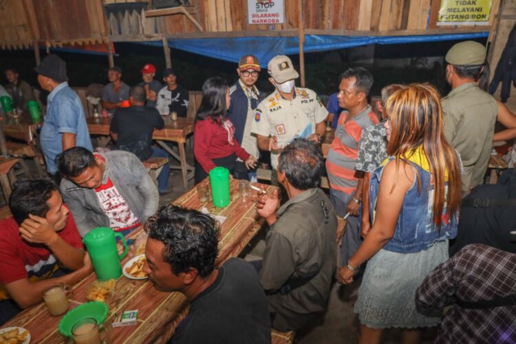 Satuan Polisi Pamong Praja (Satpol PP) saat menggelar razia Penyakit Masyarakat (Pekat), Sabtu (19/11/2022) malam, di kawasan Tanjung Pinggir.