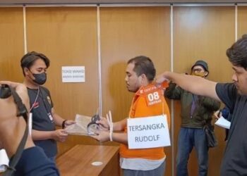 Tersangka Rudolf menjalani rekonstruksi pembunuhan Icha. (Ist)