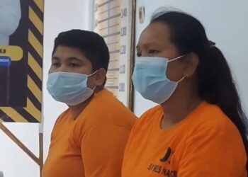 Dua janda ini terpaksa mengenakan baju oranye usai ditangkap polisi gara-gara kedapatan jual sabu di Tebing Tinggi. Foto: iNewsTV/Abdullah Sani Hasibuan