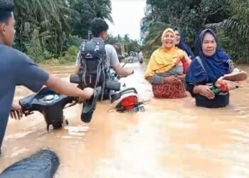 Empat desa di Kabupaten Mandailing Natal (Madina), Sumatera Utara, diterjang banjir. Akibatnya, jalur lintas Sumatera lumpuh. Foto/iNews TV/Ahmad Husein Lubis
