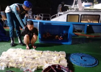 TNI AL mengungkap penyelundupan 43 paket narkoba jenis sabu. Pengungkapan dilakukan di Pantai Meuraksa, Kecamatan Blang Mangat, Lhokseumawe, Aceh. (Istimewa)