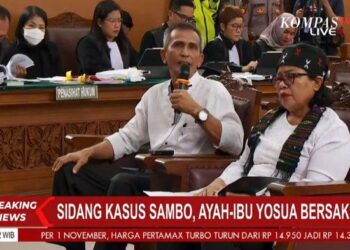 Rosti Simanjuntak mengikat kepalanya dengan ulos berwarna hitam dan saksi para perempuan mengenakan ulos di pundak. HO