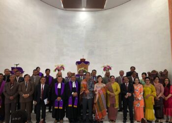 Foto bersama Bupati Humbang Hasundutan, Dosmar Banjarnahor, SE,dan  Ketua TP. PKK, Ny. Lidya Dosmar Banjarnahor, usai ibadah bersama di GKPI Jemaat Khusus Doloksanggul Kota, Minggu (4/12/2022), lalu.