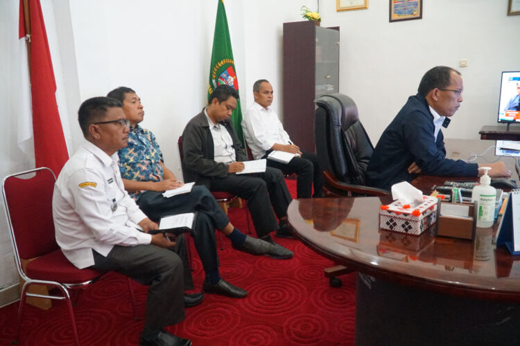 Turut hadir mendampingi Bupati Humbang Hasundutan, Kadis PUTR, Mangolotua Purba, Plt. Bappelitbangda, Pahala Lumbangaol, Kadis Pertanian dan Ketahanan Pangan, Ir. Junter Marbun dan Camat Pollung.