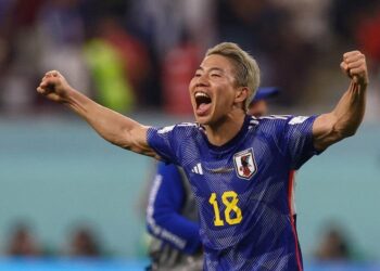 Pemain Jepang, Takuma Asano merayakan kemenangan timnya melawan Spanyol usai laga terakhir Grup E Piala Dunia 2022 di Stadion Khalifa International, Jumat (2/12/2022). (Foto: REUTERS)