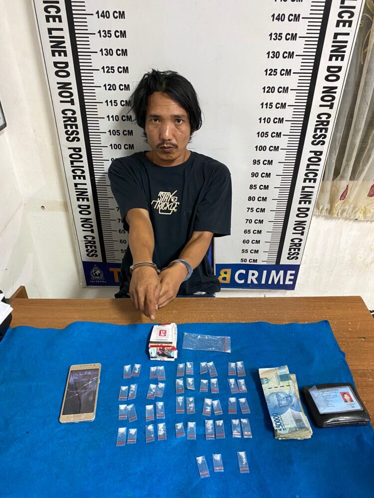 Foto tersangka dan barang bukti saat diamankan di kantor Polisi.