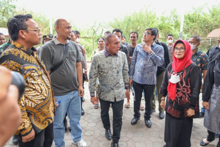 Gubernur Sumatera Utara (Gubsu), Edy Rahmayadi, di damping saat meninjau Stadion Sangnaualuh Pematang Siantar, Minggu (4/12/2022) sore.