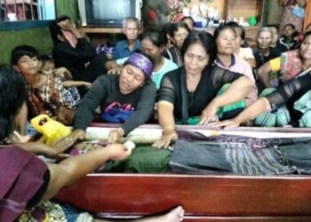Isak tangis keluarga Andrian Lubis dan Rizky, bocah sebelas tahun yang hanyut hingga meninggal dunia pecah di kediaman kedua korban yang ada di Dusun III, Desa Sukadamai, Kecamatan Sei Bamban, Kabupaten Serdang Bedagai, Selasa (13/12/2022). TRIBUN MEDAN/ANUGRAH NASUTION