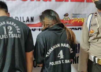 Pasangan suami istri, Hendri Purba dan Kartika Damanik diamankan oleh Satres Narkoba Polres Tanjungbalai, menjadi penyambung tangan bandar sabu internasional, Rabu(30/11/2022). (Alif Alqadri Harahap / Tribun-Medan.com)