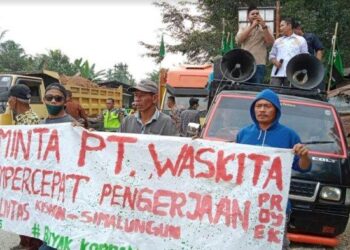 Aksi Himpunan mahasiswa islam (HMI) Asahan bersama warga mendatangi kantor DPRD Asahan mempertanyakan terkait jalan rusak di Jalinsum Asahan - Simalungun di Desa Sei Silau, dan sekitarnya. TRIBUN MEDAN/ALIF ALQADRI HARAHAP